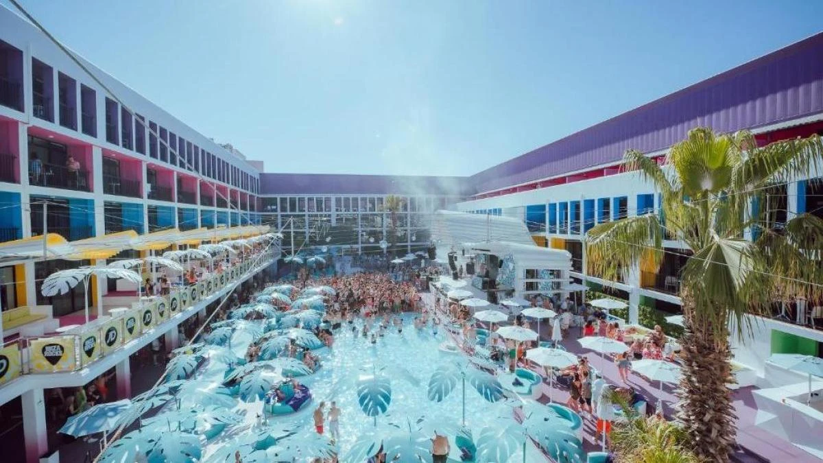 El Ibiza Rocks suspende todas sus actuaciones tras la muerte de dos turistas al caer del balcón