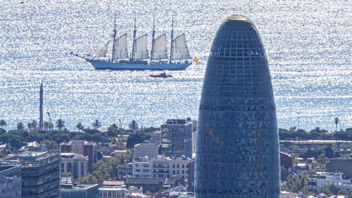 El Elcano entre grandes iconos arquitectónicos