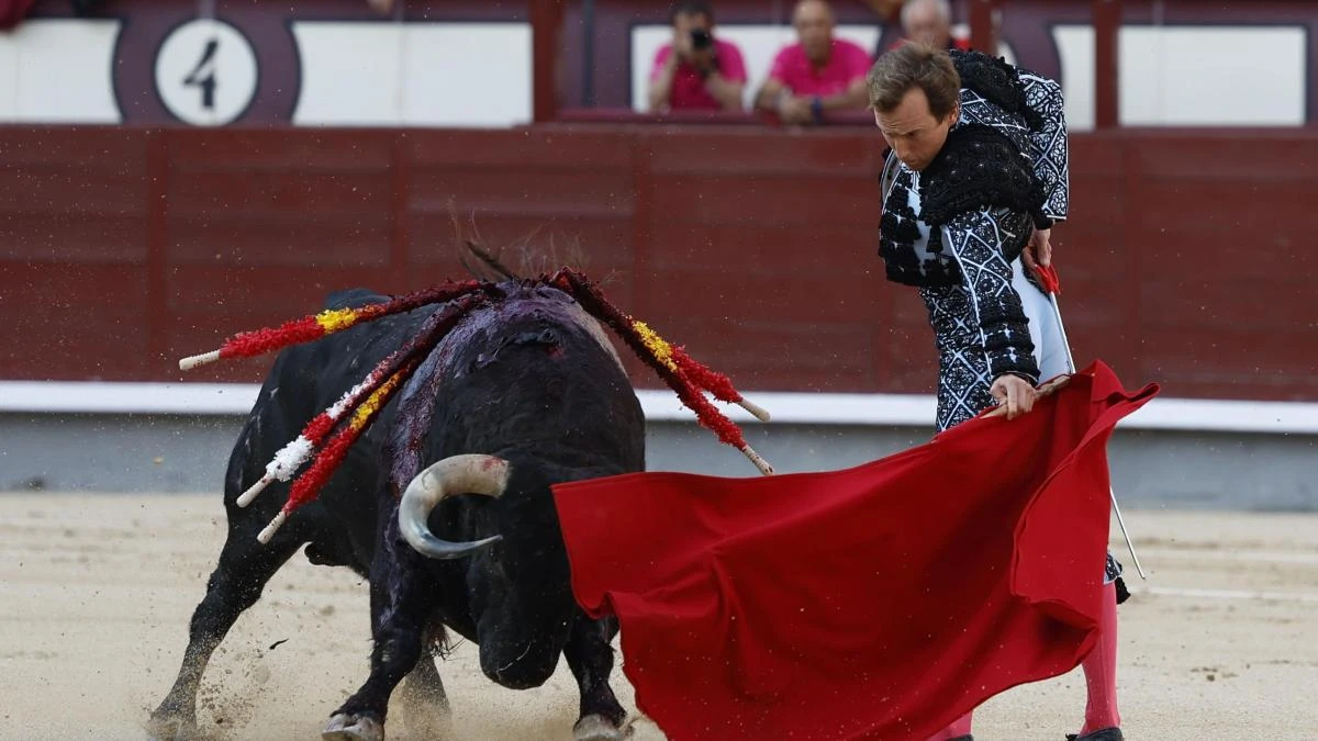 Román, pletórico, acaricia la puerta grande de Las Ventas en una imponente corrida de Fuente Ymbro