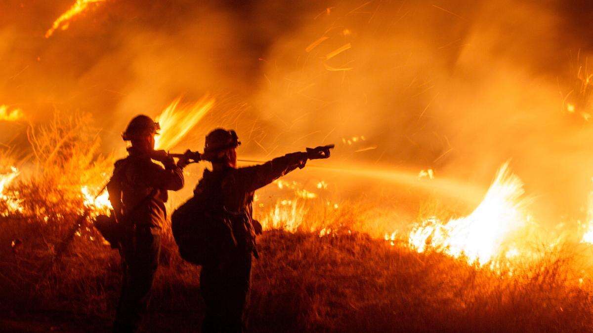 Un nuevo y violento incendio en el área de Los Ángeles obliga a evacuar a 31.000 personas