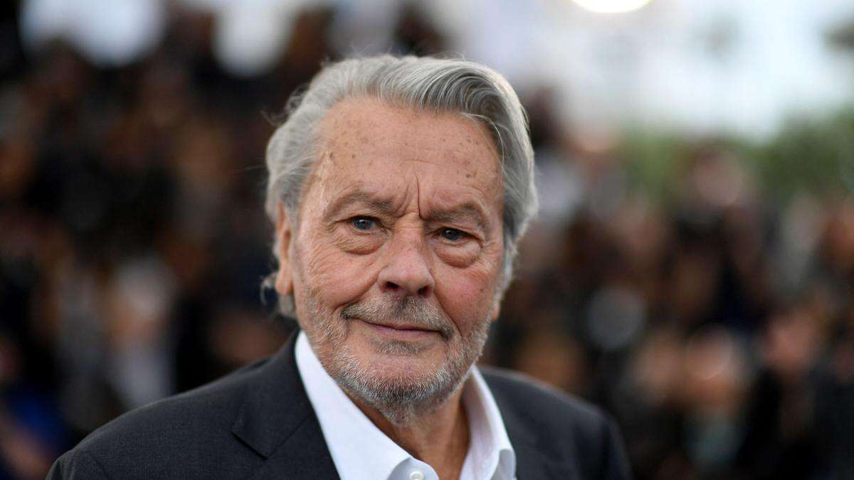 Confiscan 72 armas de fuego a Alain Delon tras ser diagnosticado con 