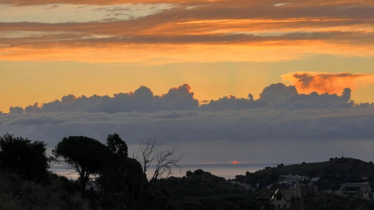 El sol despierta entre un mar de nubes