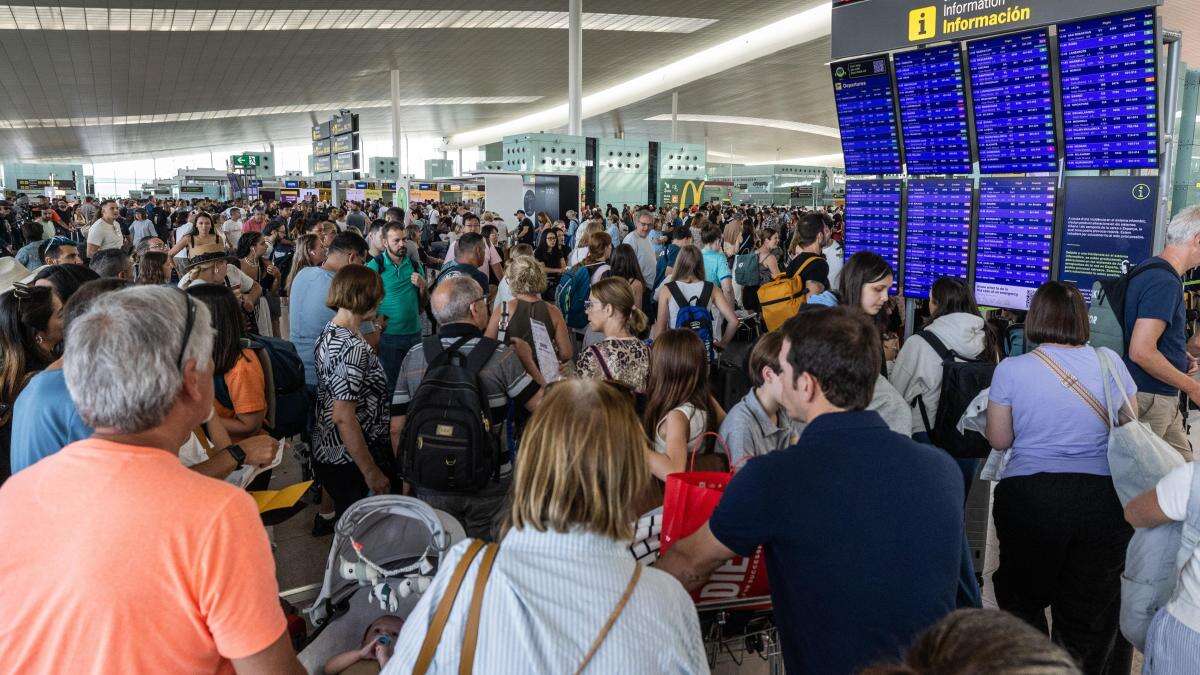 Las aerolíneas siguen reubicando pasajeros este sábado tras una jornada caótica