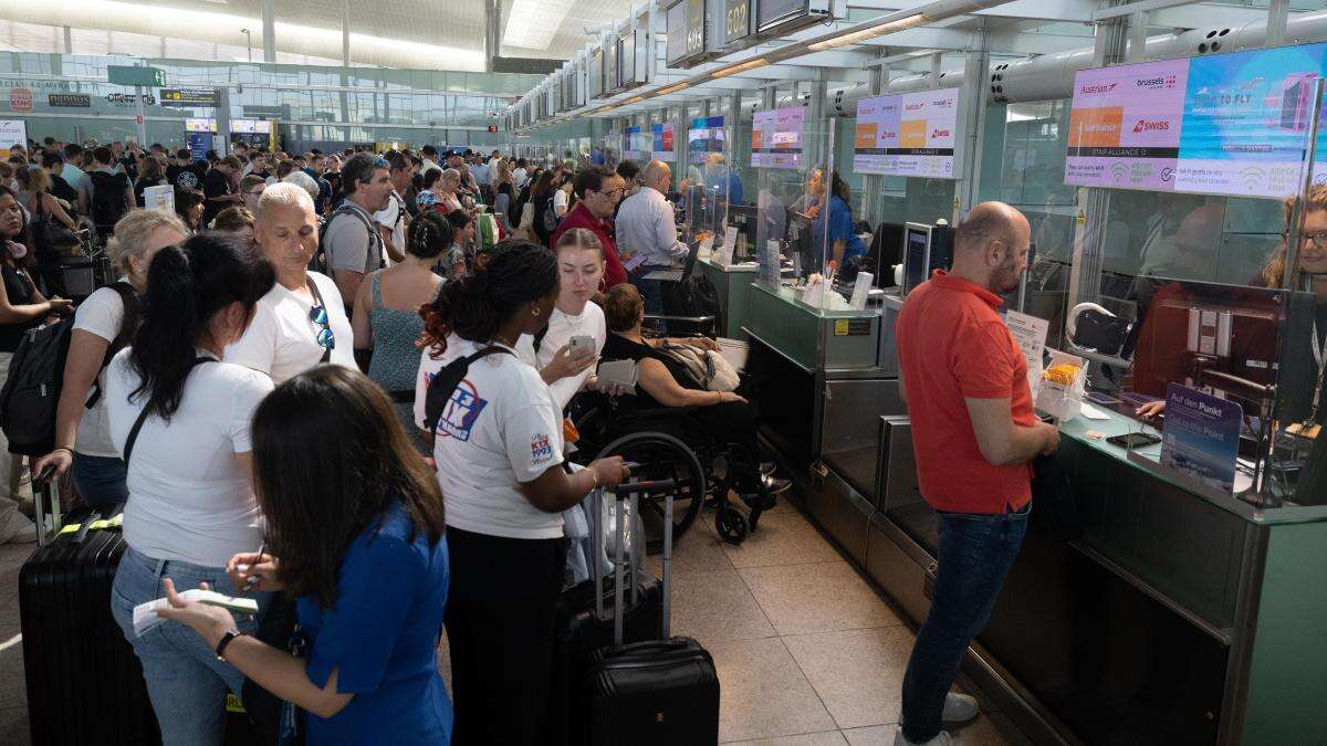 Caos en los aeropuertos españoles: retraso generalizado de vuelos y billetes expedidos a mano