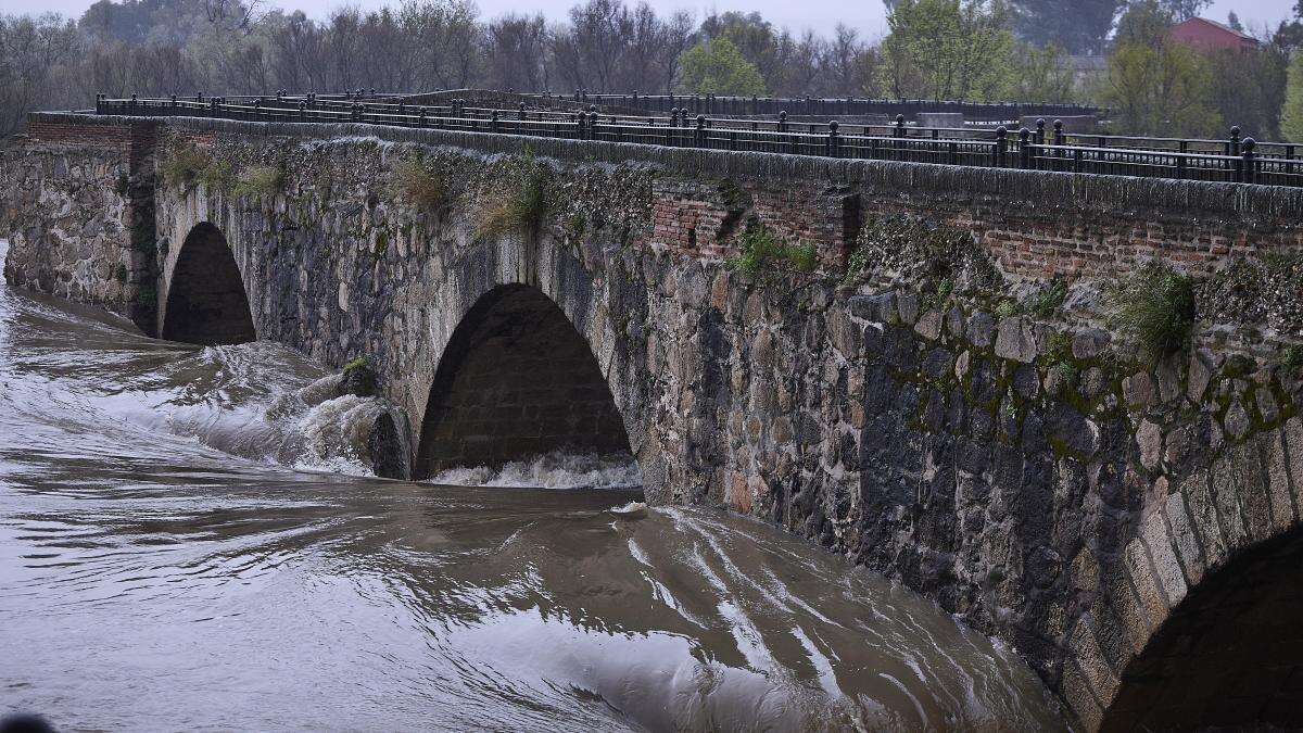 La crecida del río Tajo derrumba parte del puente romano de Talavera de la Reina