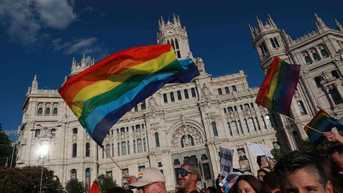 El Supremo avala colocar la bandera LGTBI en edificios públicos