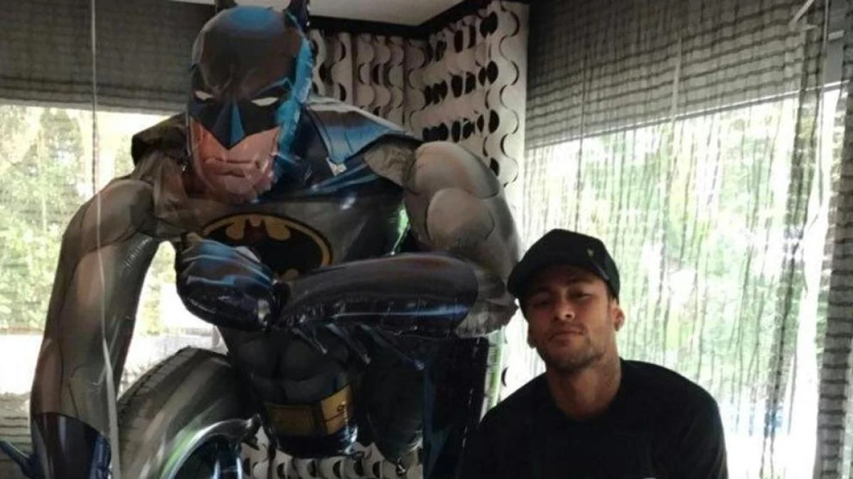 Neymar gasta 1,1 millones de euros en comprar un batmóvil que no puede circular