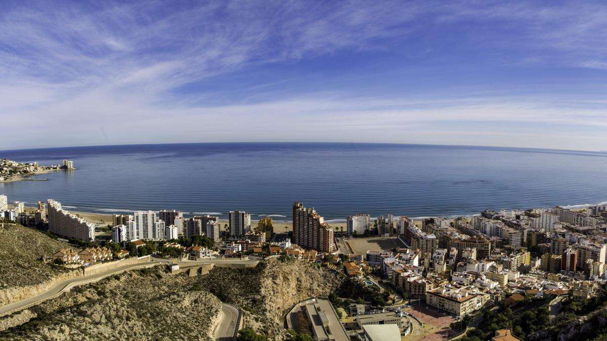 Los pisos turísticos de Cullera pagarán hasta un 410% más que las casas por la tasa de residuos