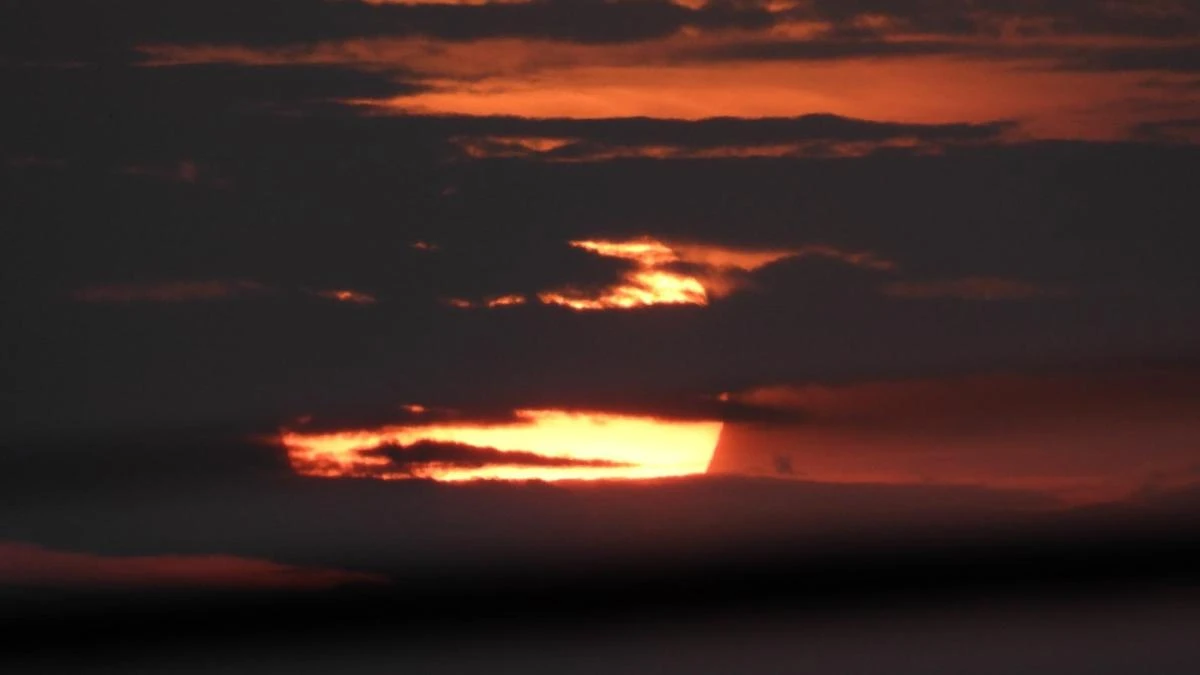 El relevo del sol eclipsado