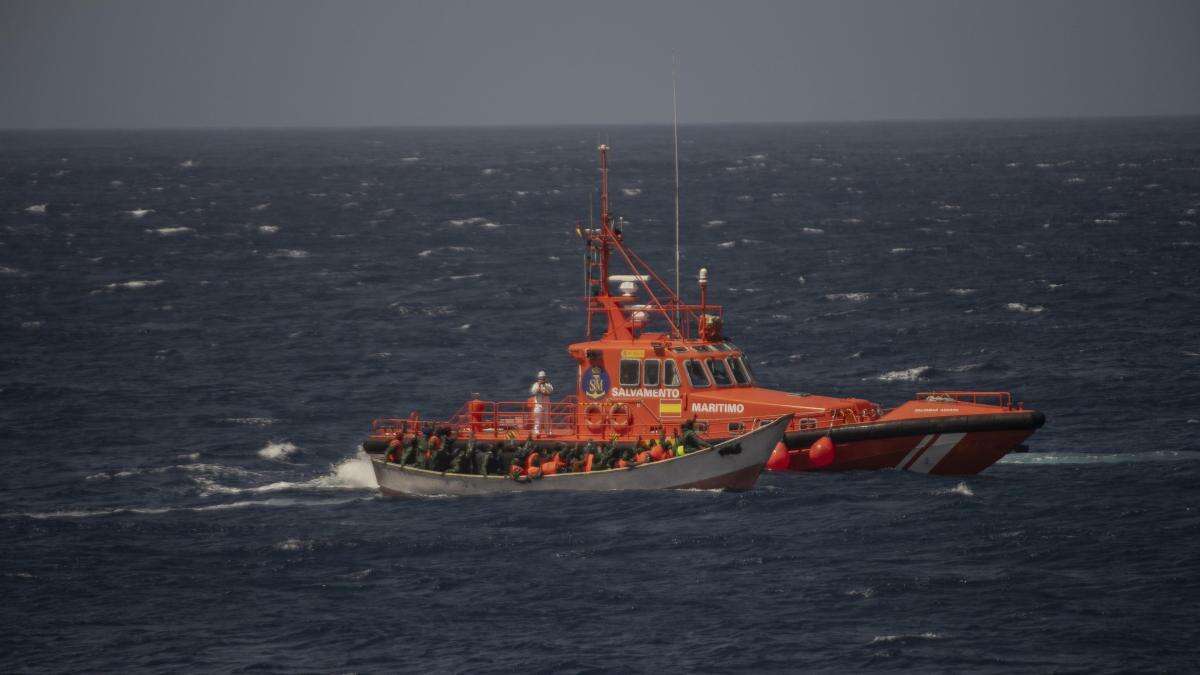 Salvamento coordina en aguas canarias tres rescates de cayucos con unas 200 personas