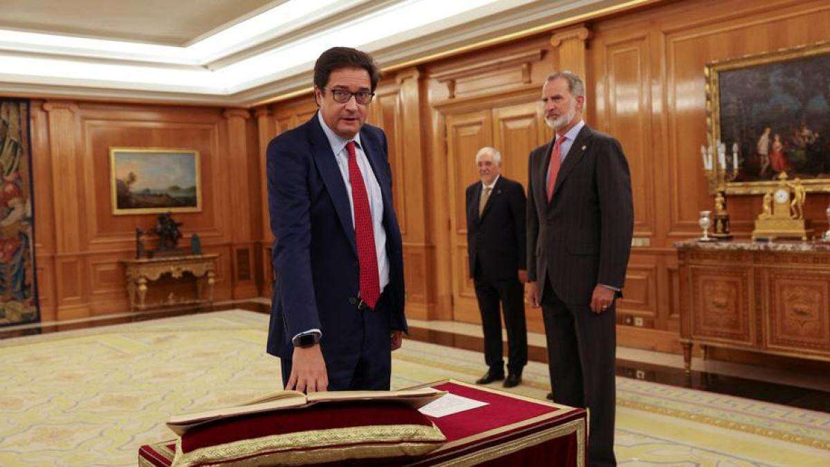 Óscar López y Escrivá prometen sus nuevos cargos ante el Rey en la Zarzuela