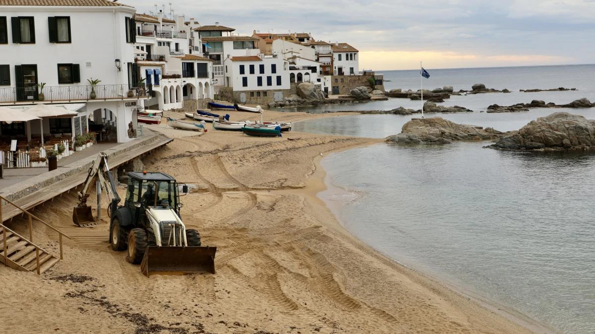 Calella de Palafrugell reacondiciona la playa tras el temporal