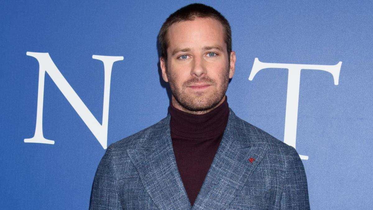 Sigue la debacle de Armie Hammer: vende su camioneta al no poder costearse la gasolina