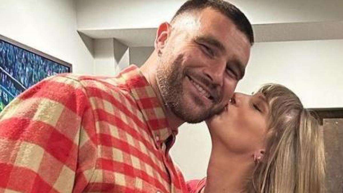 El beso de Taylor Swift a Travis Kelce que sella su relación