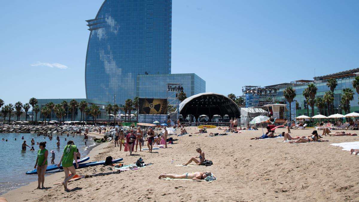 Una cosa es montar un concierto y otra sonorizar 700 metros de playa