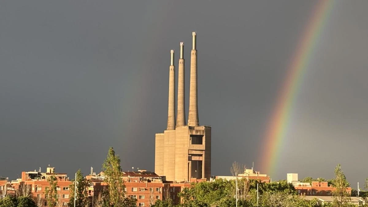 Confluencia de arco iris y chimeneas