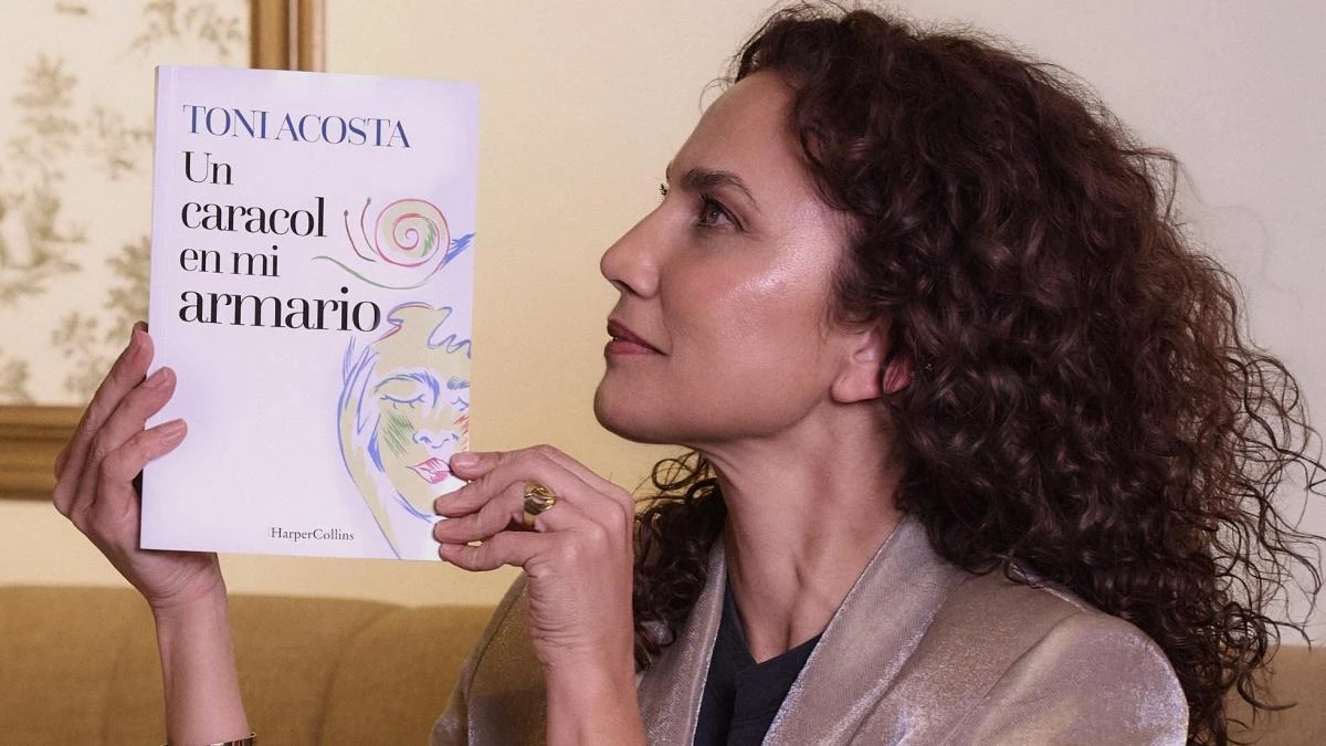 Toni Acosta se reconcilia con su pasado en una novela (casi) biográfica: infancia, divorcio y... muchas risas