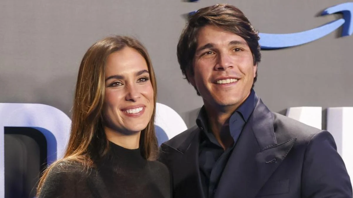María Pombo y Pablo Castellano protagonizan una divertida escena con bolsas de basura: ''Nuestra vida gira en torno a buscar contenedores''
