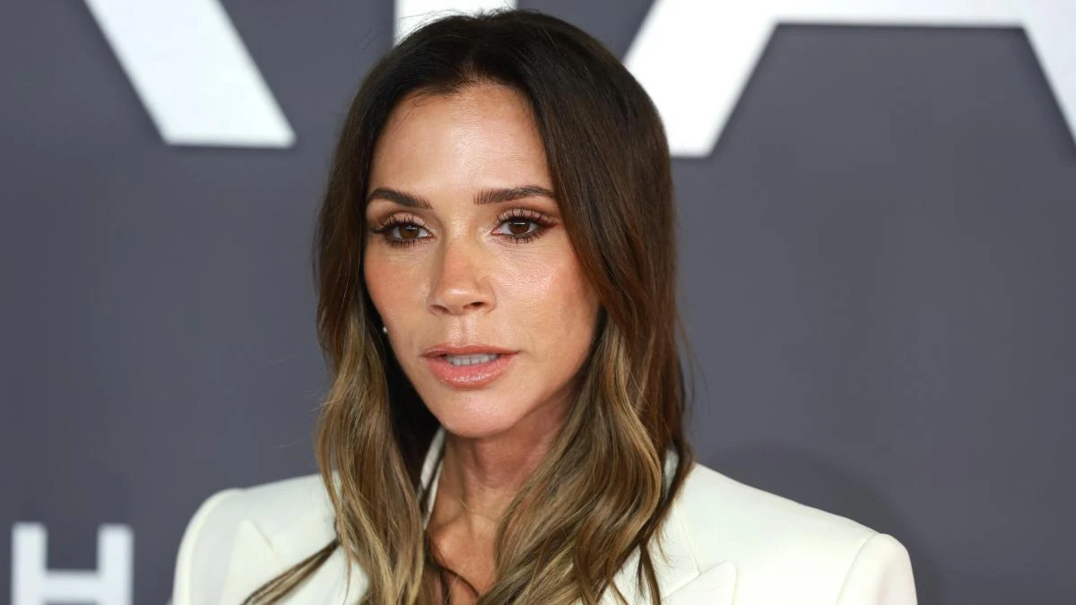 Victoria Beckham habla claro sobre quitarse los implantes mamarios: “No sé dónde fueron esos senos, puede que estén flotando en el mar Mediterráneo”