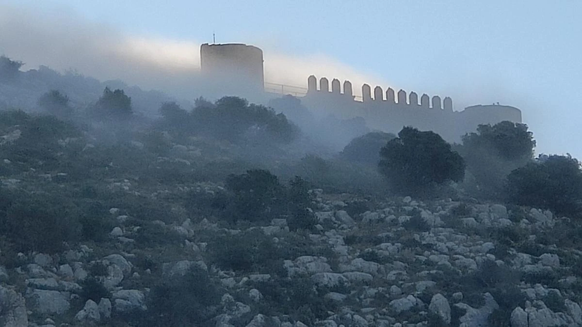 La niebla envuelve el castillo de Montgrí