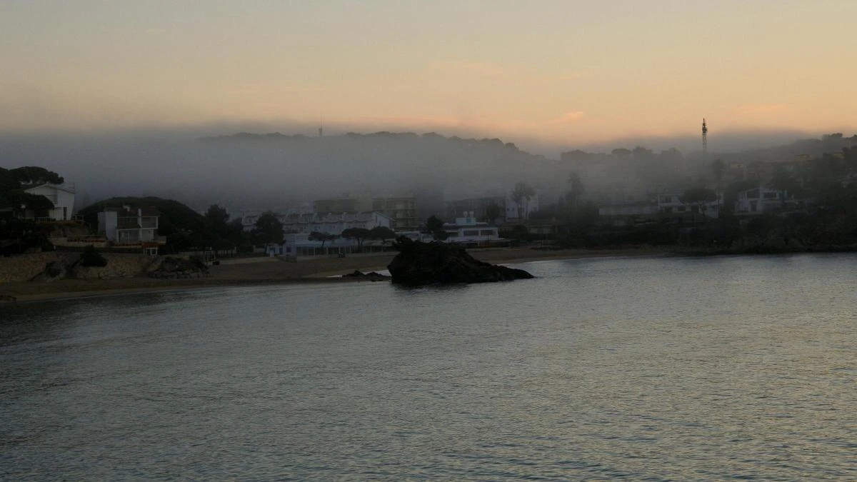 La niebla se apodera de la Costa Brava