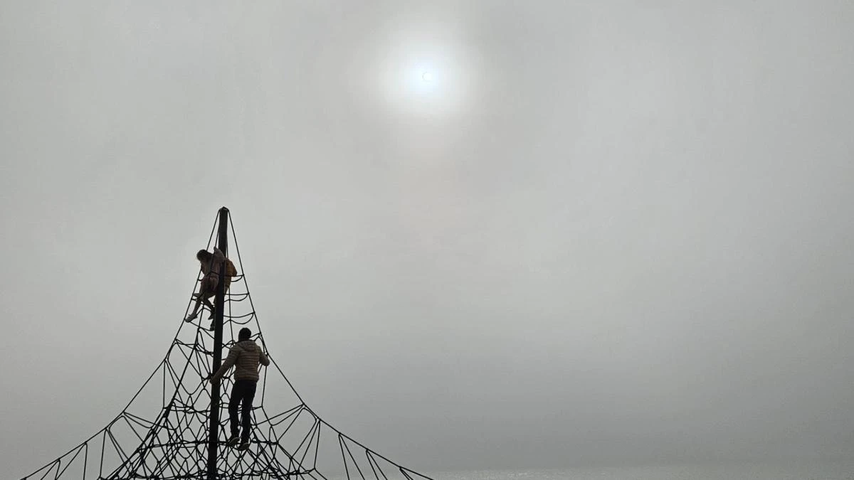 Juegos entre la niebla en la playa de Roses