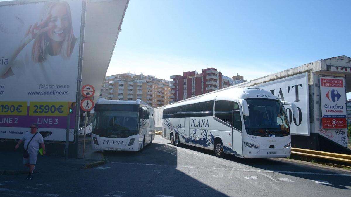 El primer bus directo de Reus a Barcelona sale con un solo pasajero por la falta de información