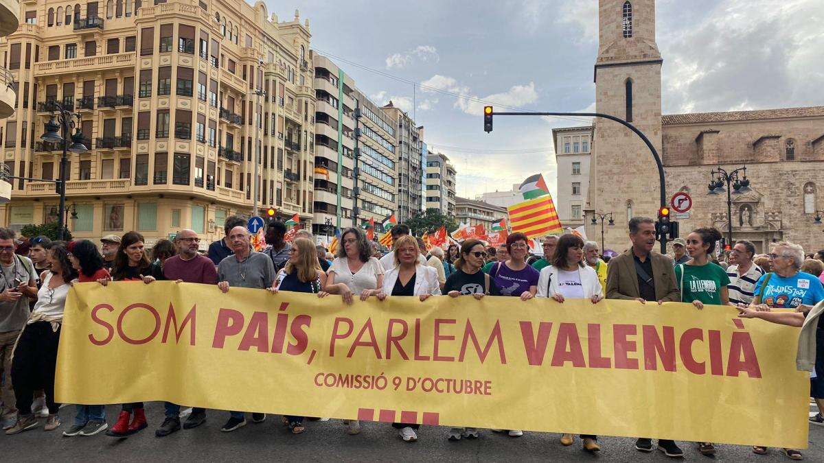 Arranca la manifestación con el lema “Som país, parlem valencià” por el centro de València