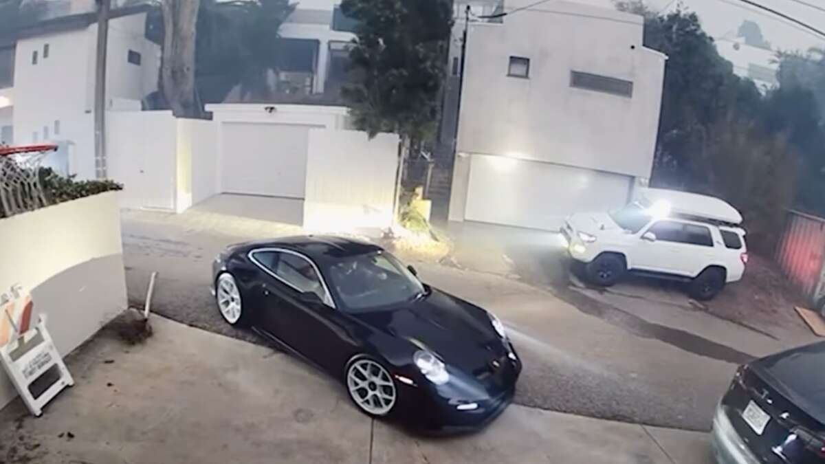 ¿Qué coche salvarías primero de un incendio, un Tesla o un Porsche? Este hombre de Los Ángeles lo tiene muy claro