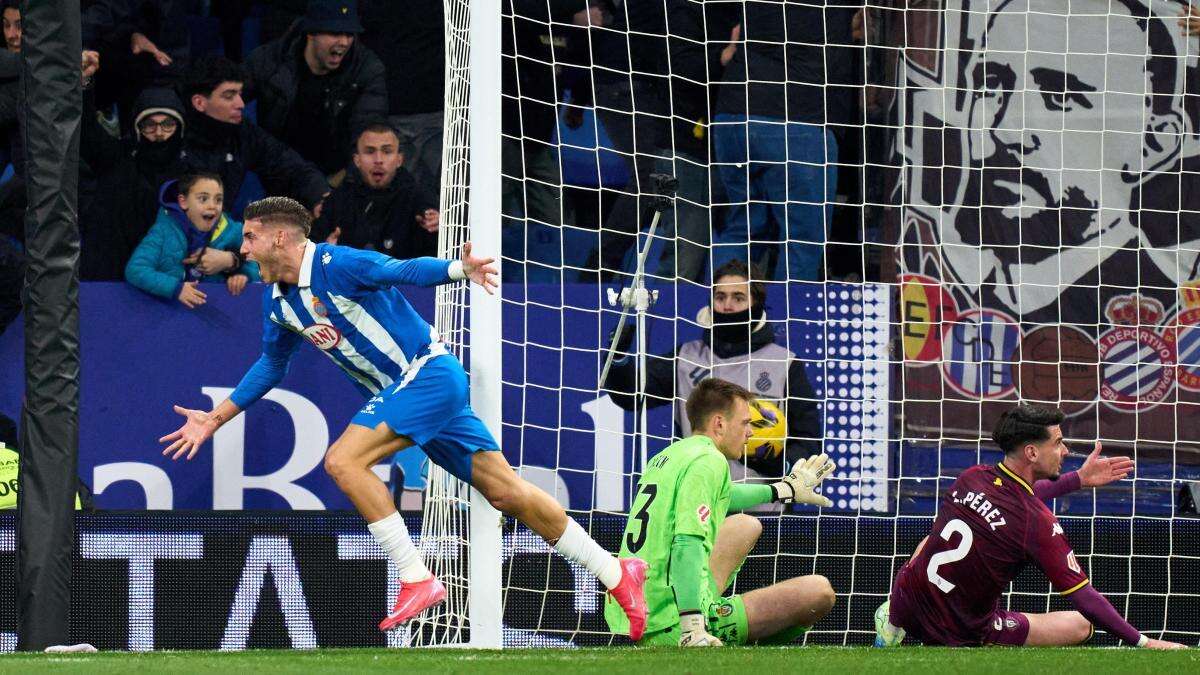 Roberto Fernández levanta al Espanyol de la lona