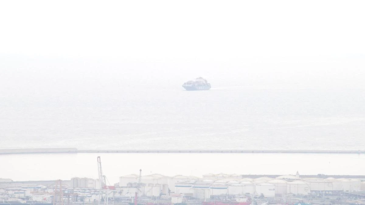 Barco fantasma entre brumas en Barcelona