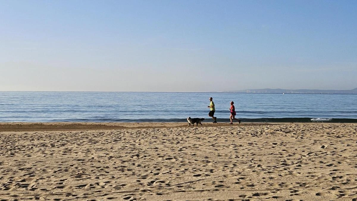 Mañanas de primavera en la playa de Roses