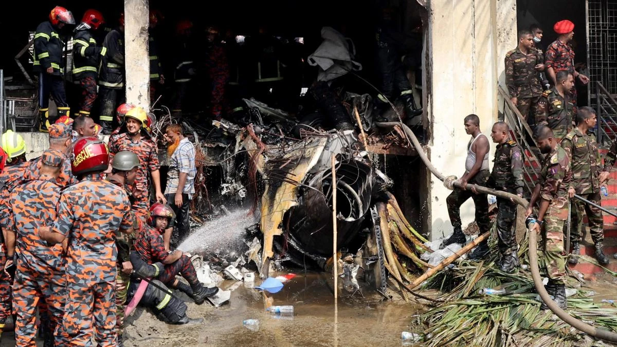 Un avión cae sobre una escuela en Bangladesh: 16 muertos y al menos 100 heridos