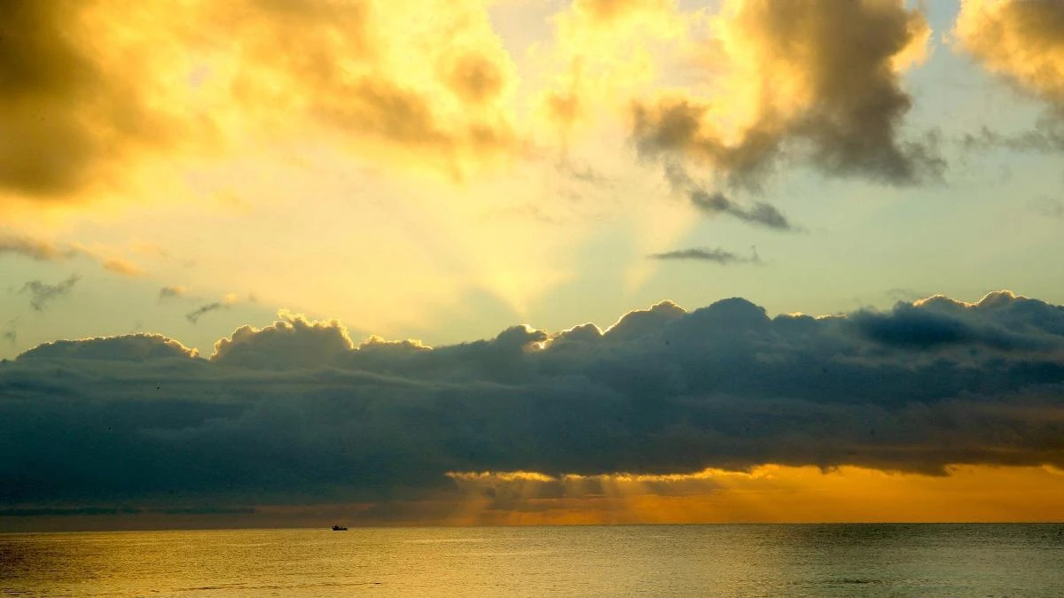 Espectáculo crepuscular del sol deformado