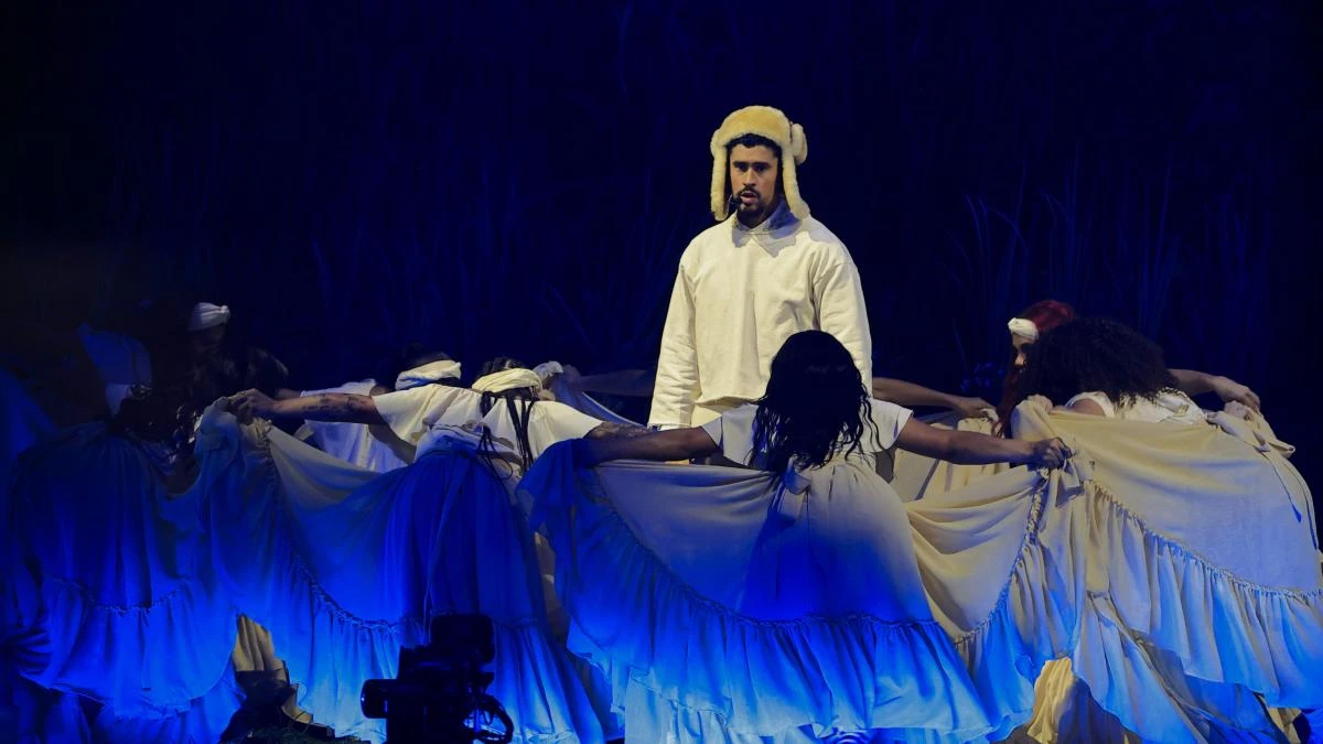 Bad Bunny culmina su residencia en Puerto Rico reuniendo a miles de personas en plazas y locales