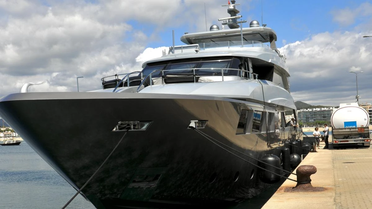 Así es el 'bunkering', el repostaje de combustible de los yates en el puerto