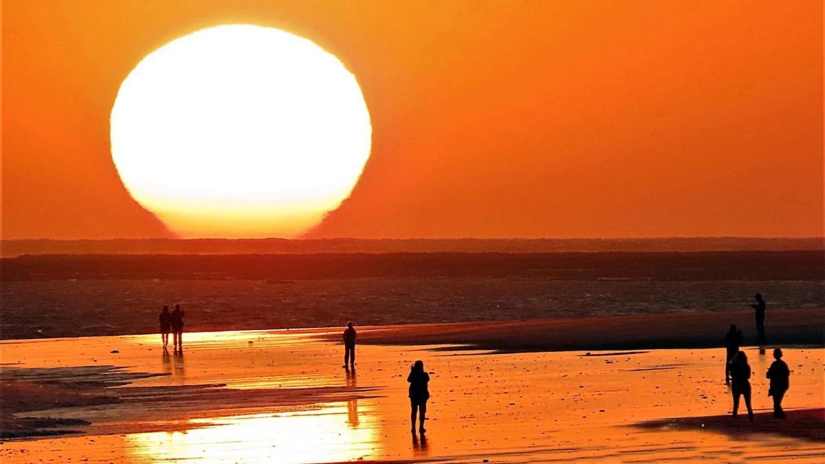 El sol deformado del atardecer en Rota