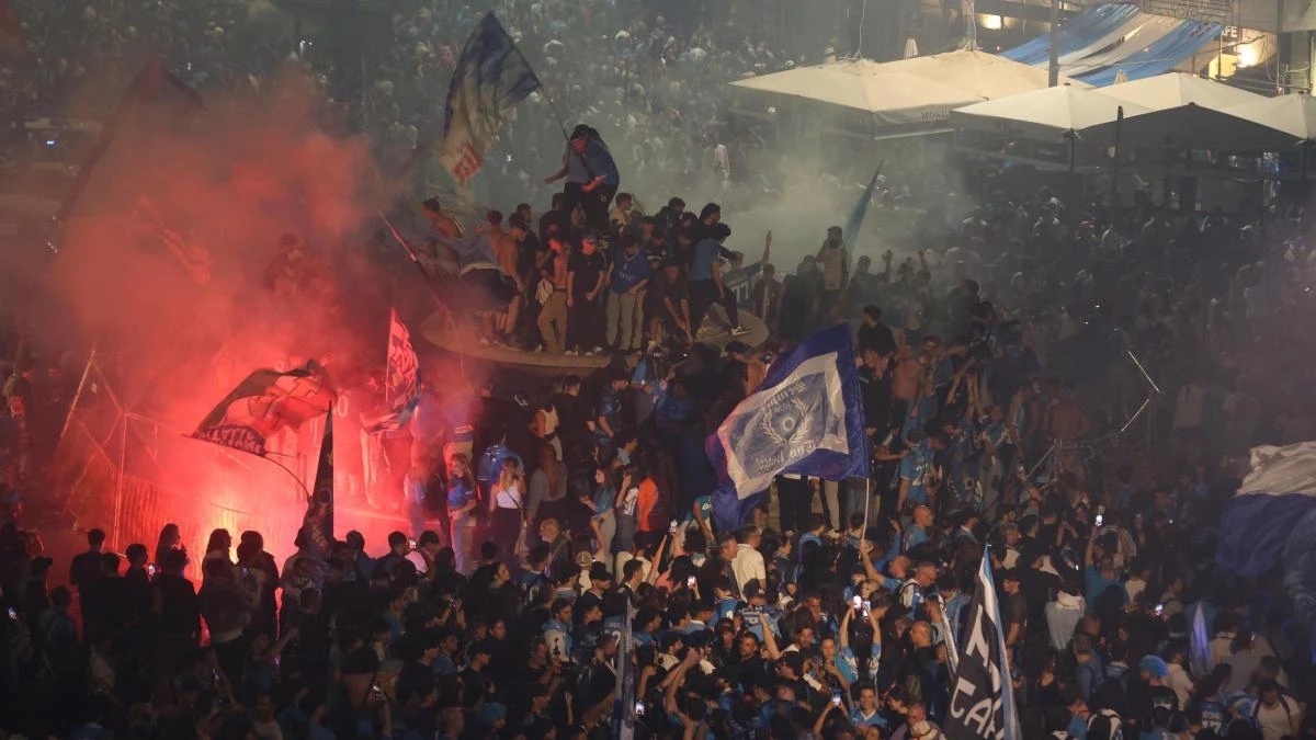 Bengalas, petardos, fiesta... delirio en las calles de Nápoles con el scudetto