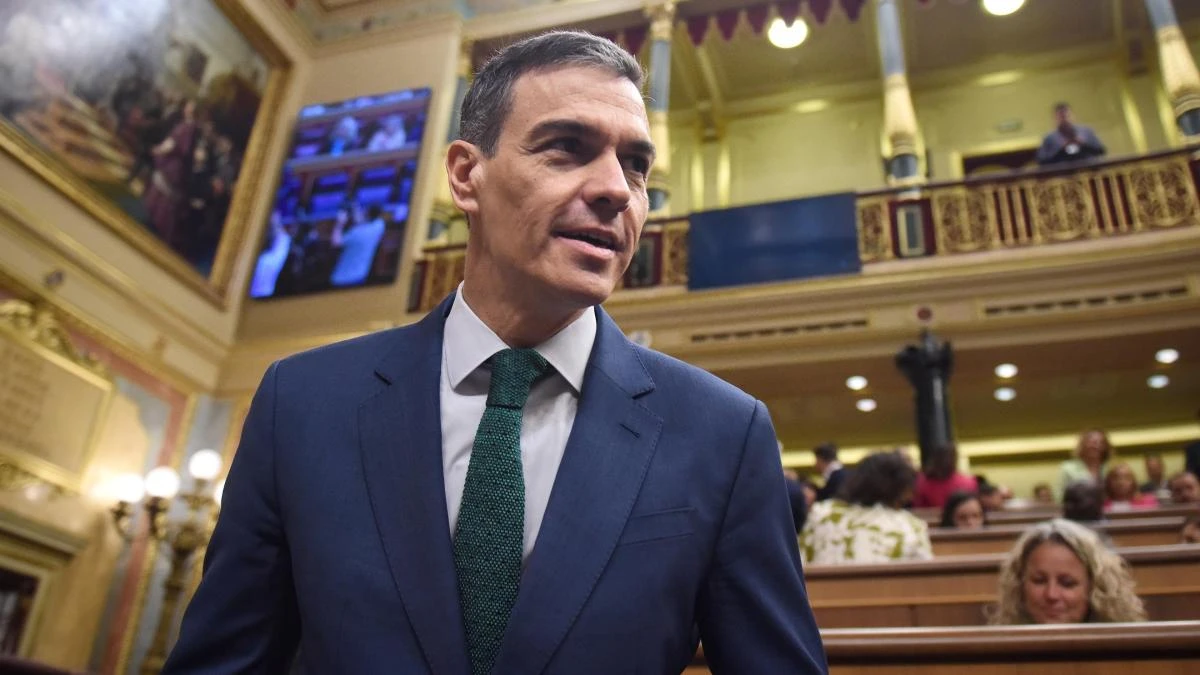 Los sondeos confirman la mayoría absoluta del bloque PP-Vox y un repunte del PSOE que recorta distancias