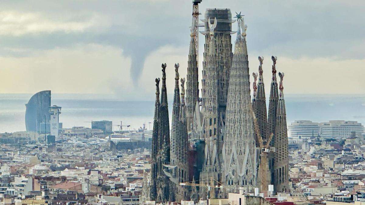 Espectacular tromba marina en Barcelona con la Sagrada Familia como testigo en plena tormenta