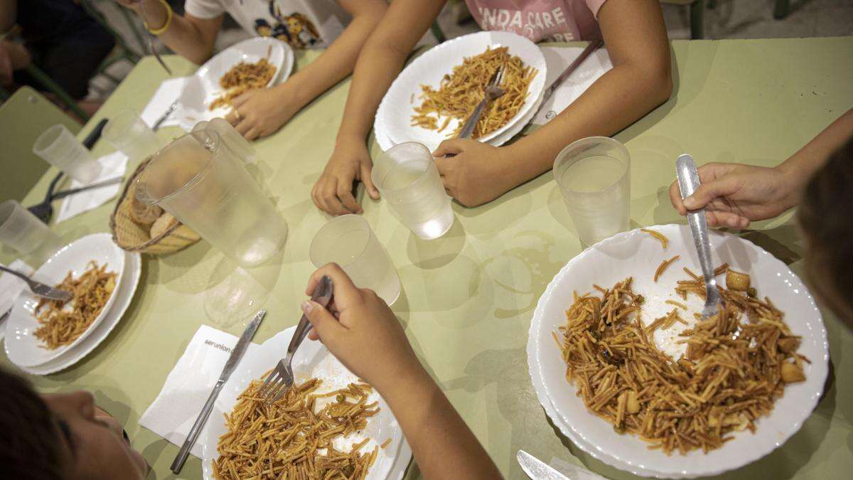 Uno de cada dos niños de Santa Coloma recibe una beca comedor este curso escolar