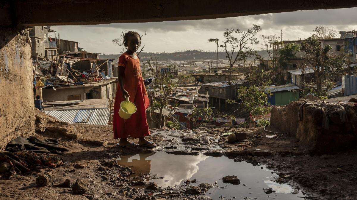 Macron alarga su visita a Mayotte, abrumado por la magnitud del daño