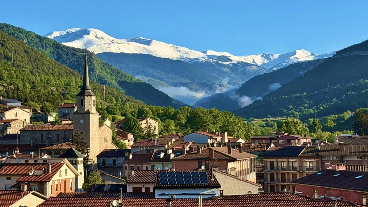 La nieve de la primavera luce en el Pirineo