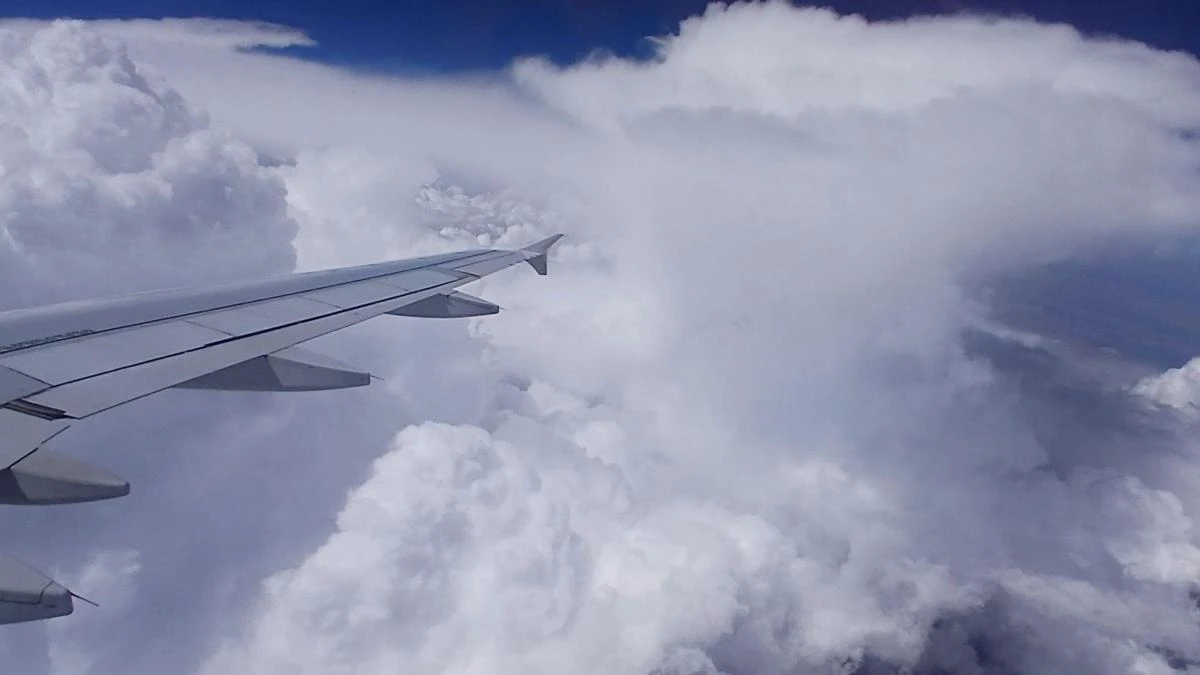 Bordeando la tormenta en el avión