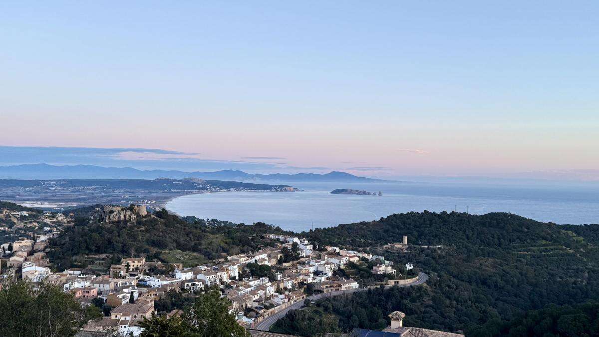 Mar y montaña invernal en Begur