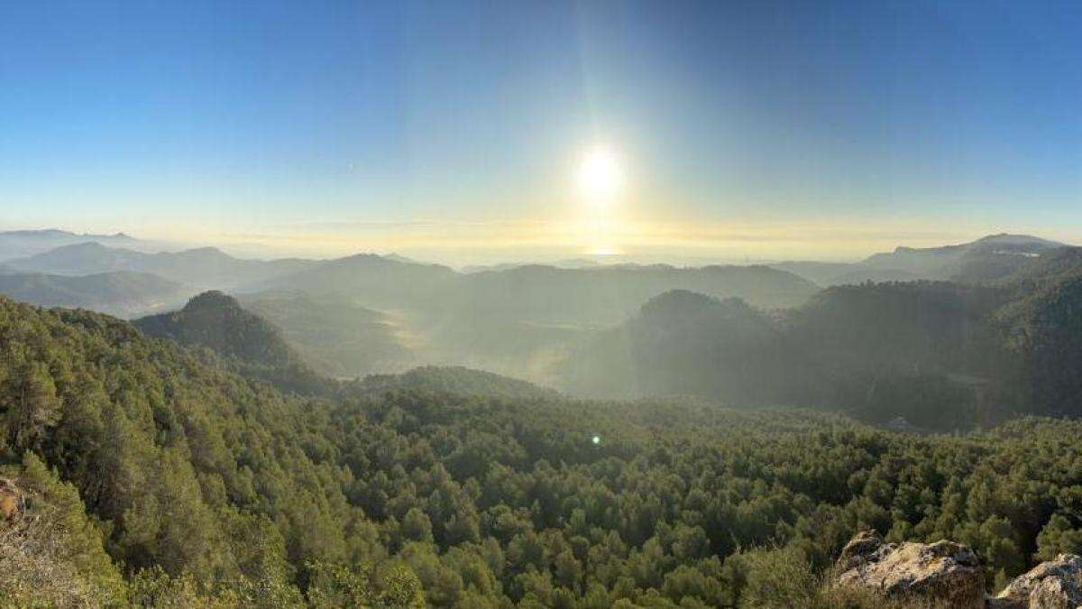 Los rayos de sol iluminan Vallirana