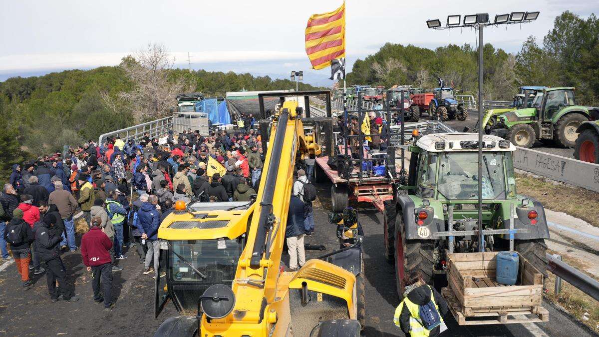 La protesta de agricultores catalanes se enquista y mantendrán el corte de la AP-7 y la N-II