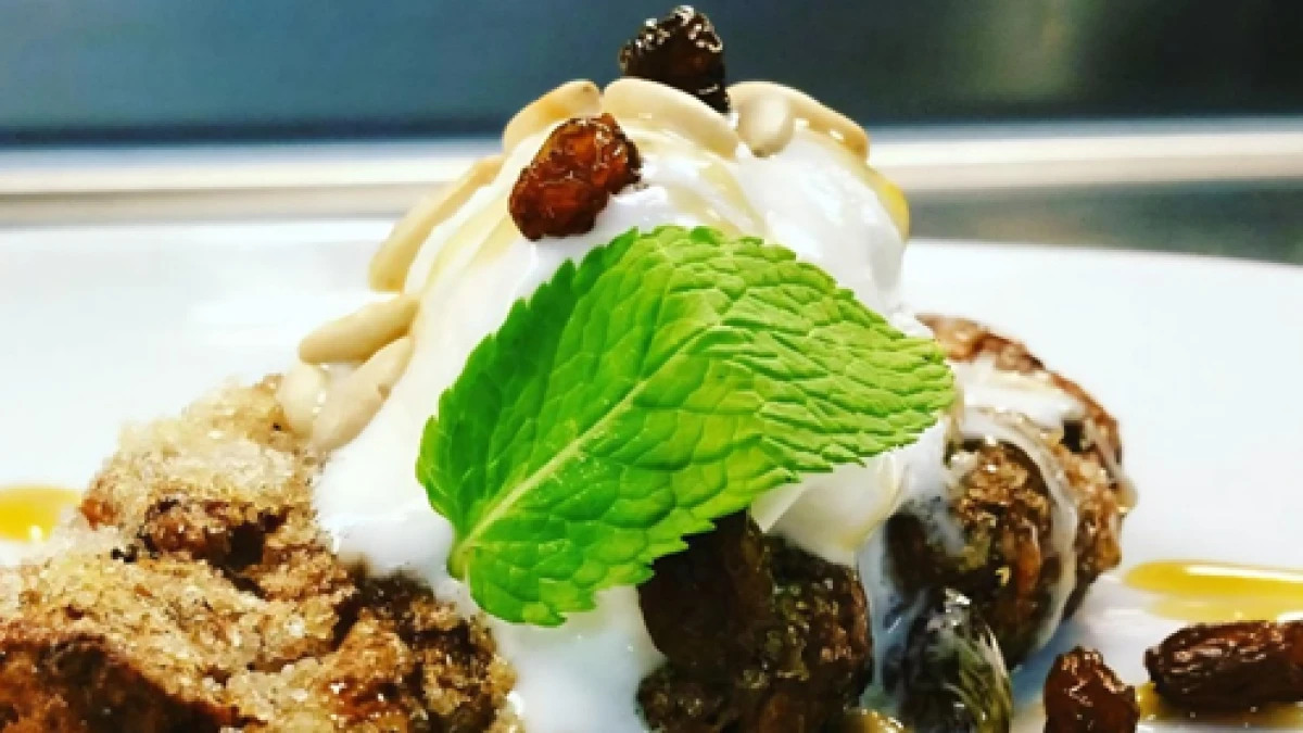 Aprende a elaborar una torta de Txantxigorri con helado de canela, miel de eucalipto y pasas