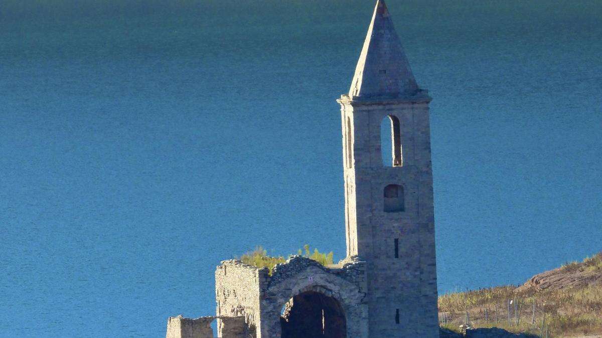 ¿El campanario de la iglesia del pantano de Sau está torcido y acabará como la torre de Pisa?