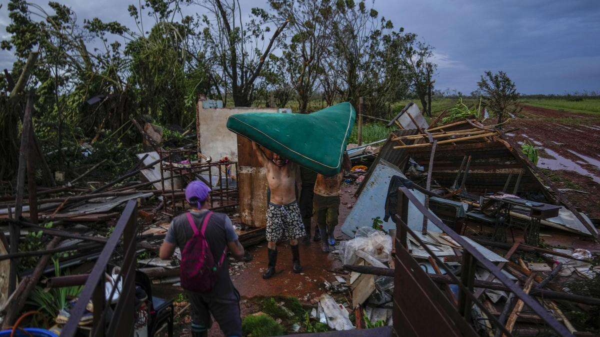 El huracán 'Rafael' se debilita hasta convertirse en tormenta tropical tras azotar Cuba